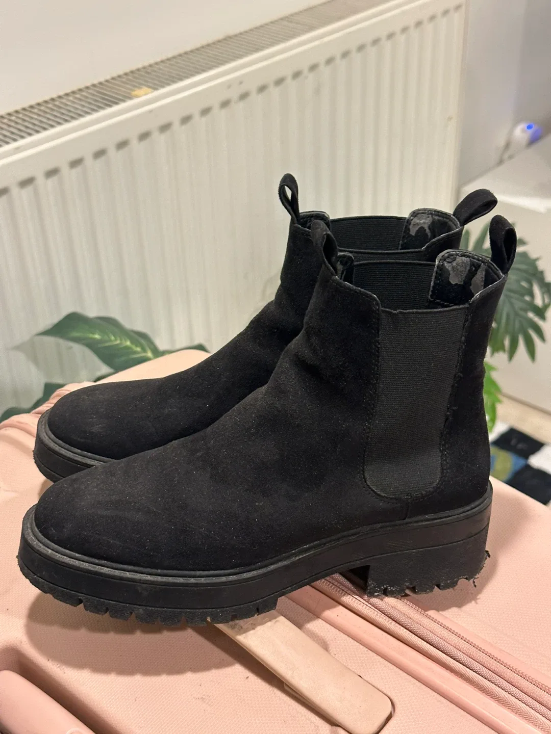H&M Black Chelsea Boots image indicator(2)