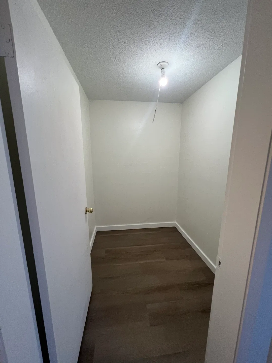 Sept 15 or Oct 1. Move in basement suite Edmonds area image indicator(6)