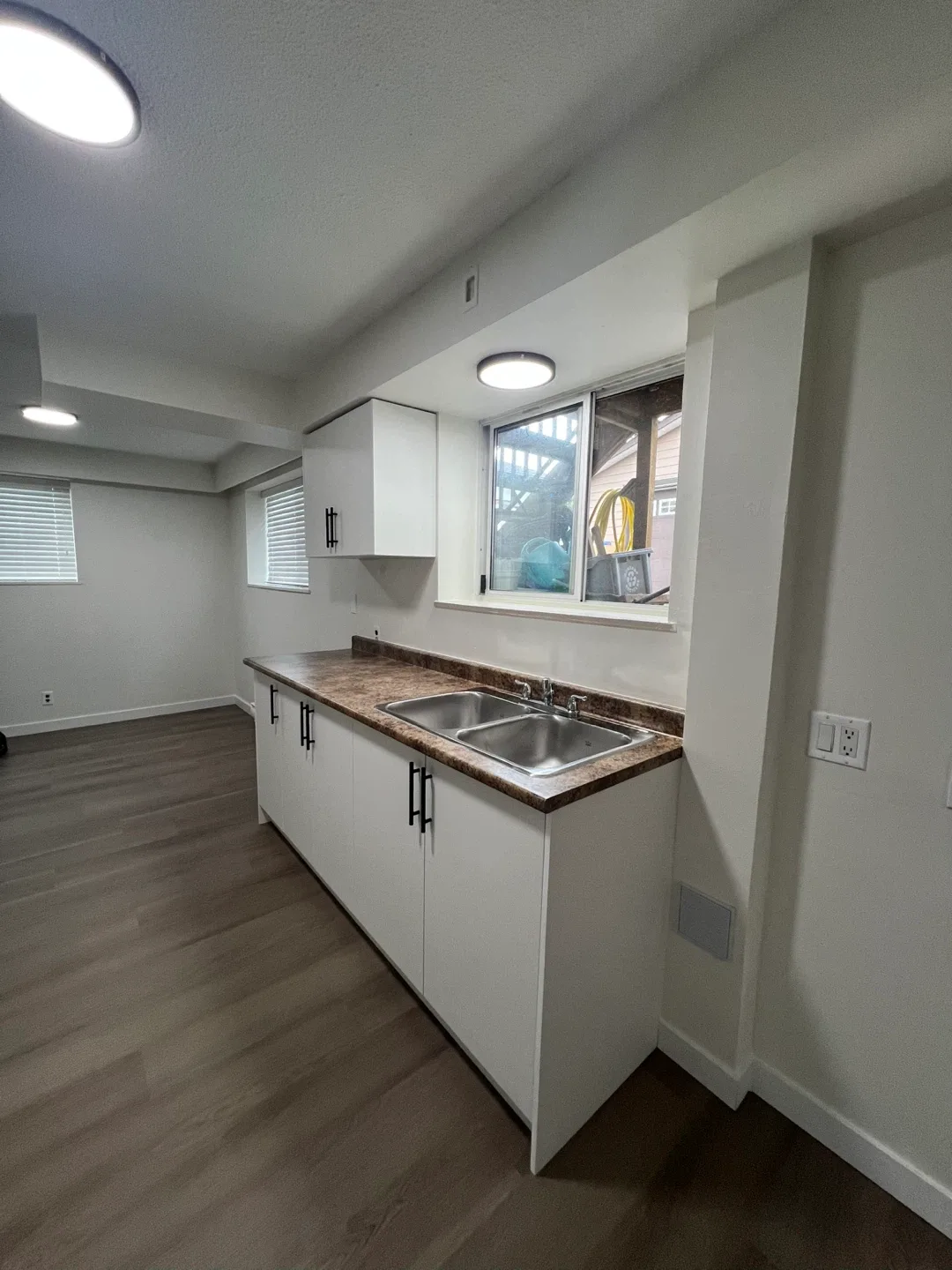 Sept 15 or Oct 1. Move in basement suite Edmonds area image indicator(3)