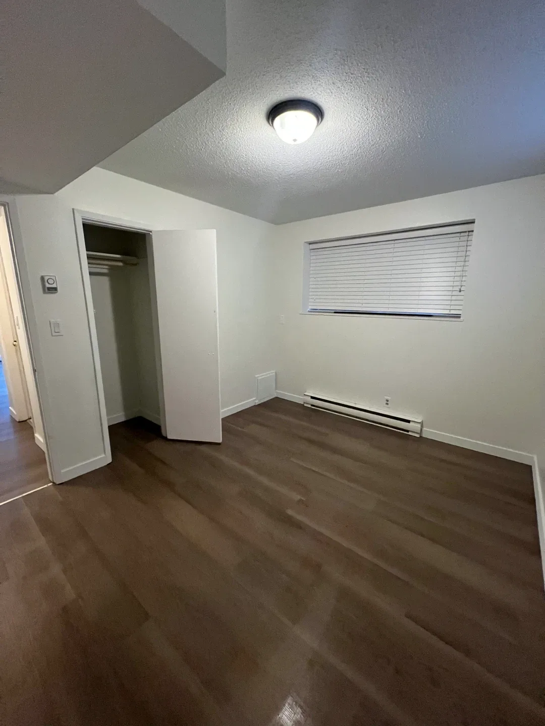 Sept 15 or Oct 1. Move in basement suite Edmonds area image indicator(7)