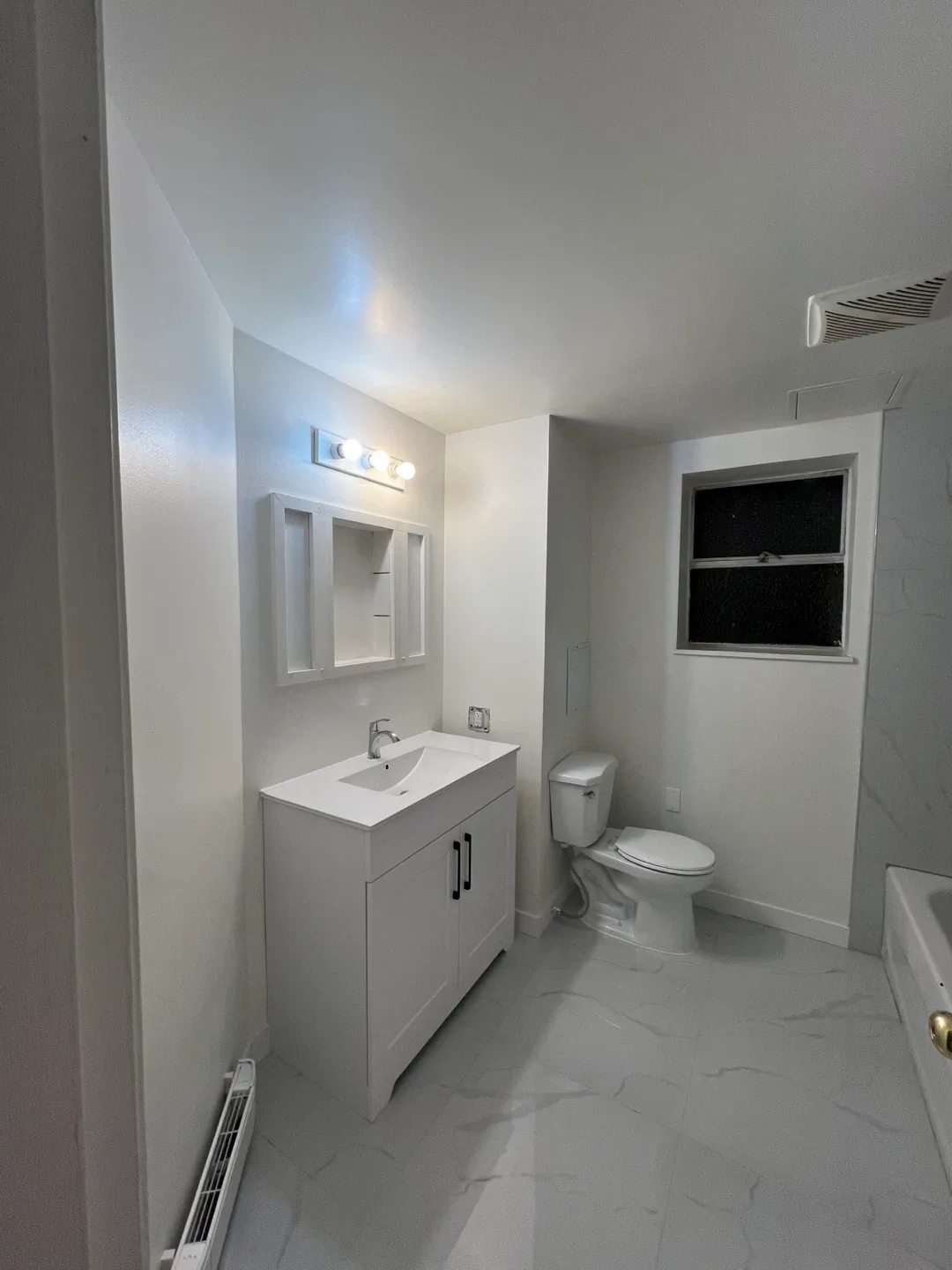 Sept 15 or Oct 1. Move in basement suite Edmonds area image indicator(9)