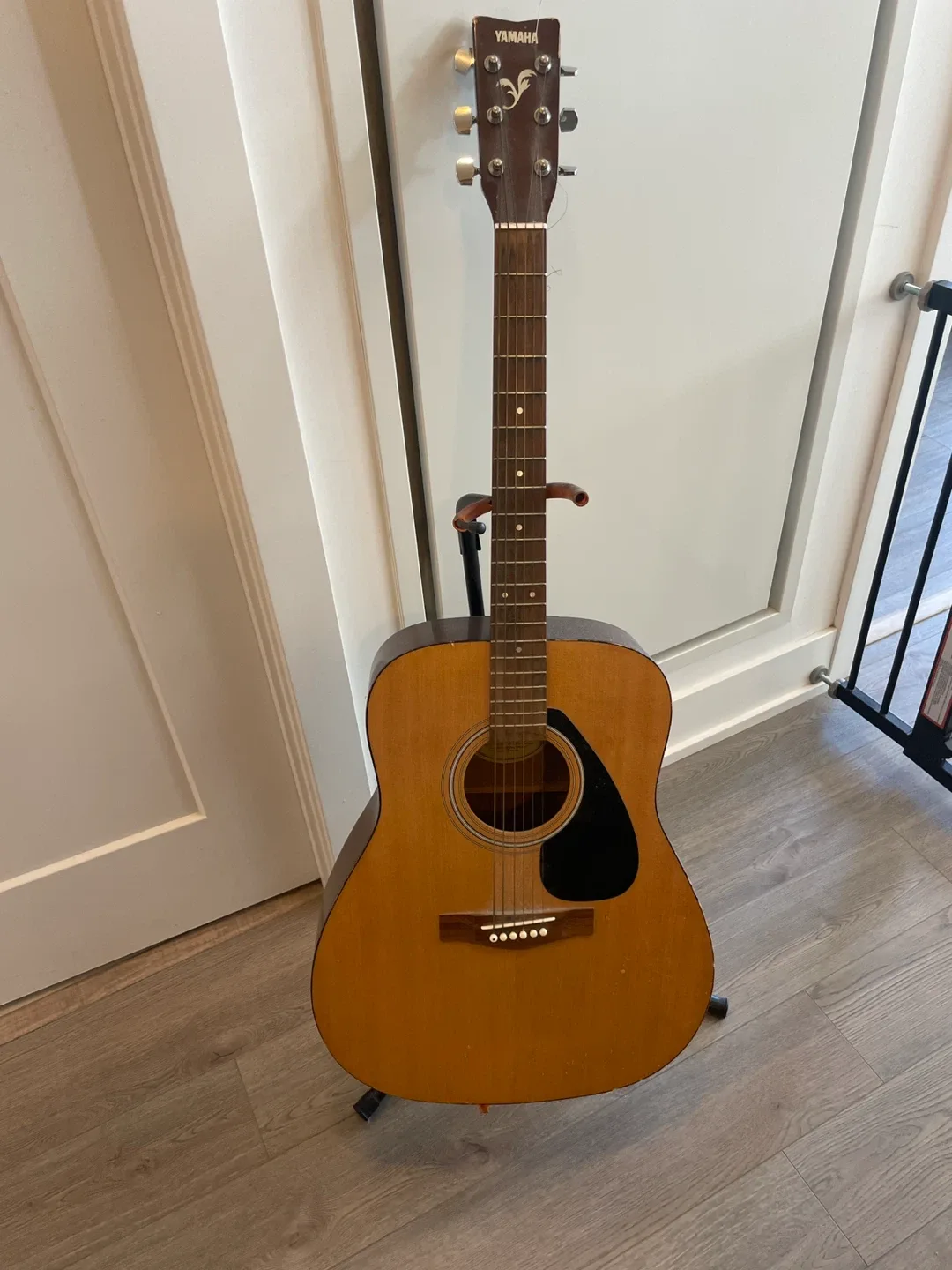 Yamaha Acoustic Guitar + Stand