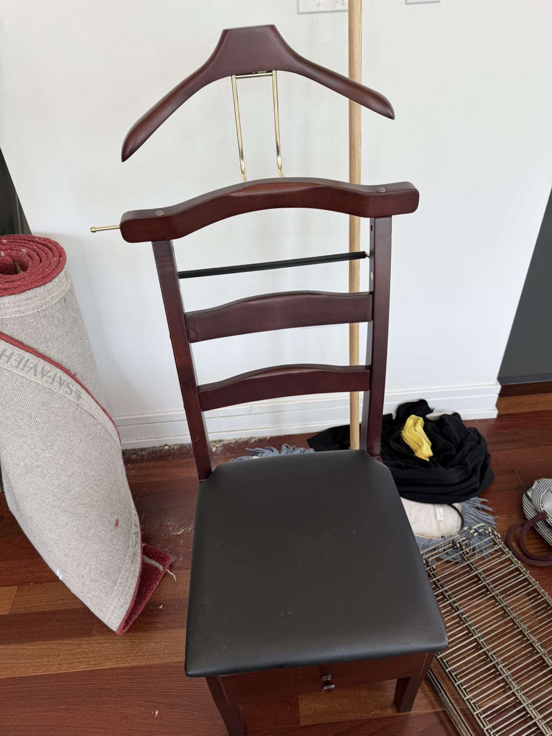 Valet chair, wobbly but free