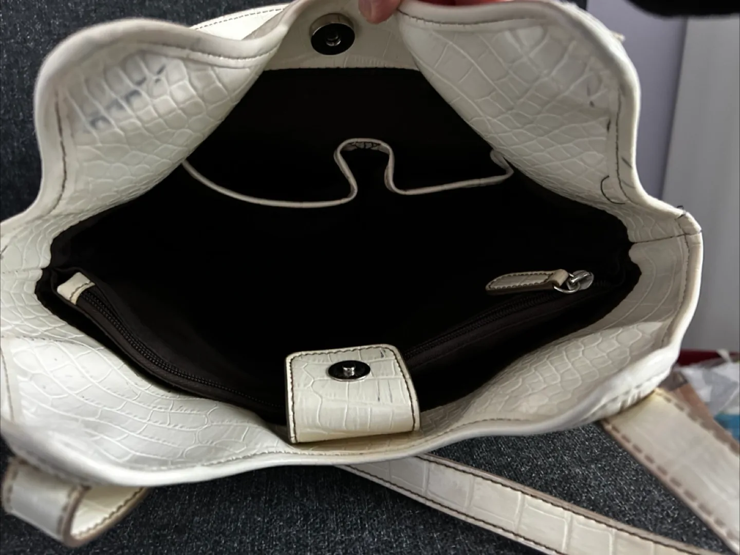 Nine & Co. White Croc Embossed Tote Bag image indicator(4)