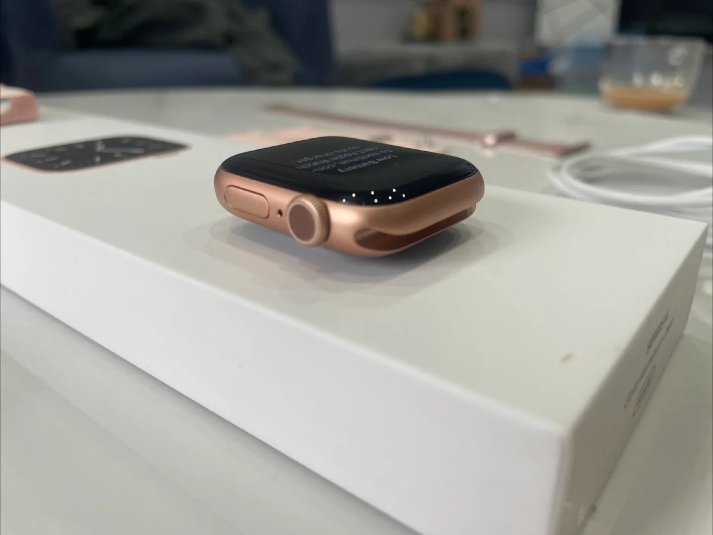 Apple Watch Series 6 Gold Aluminum Case image indicator(4)