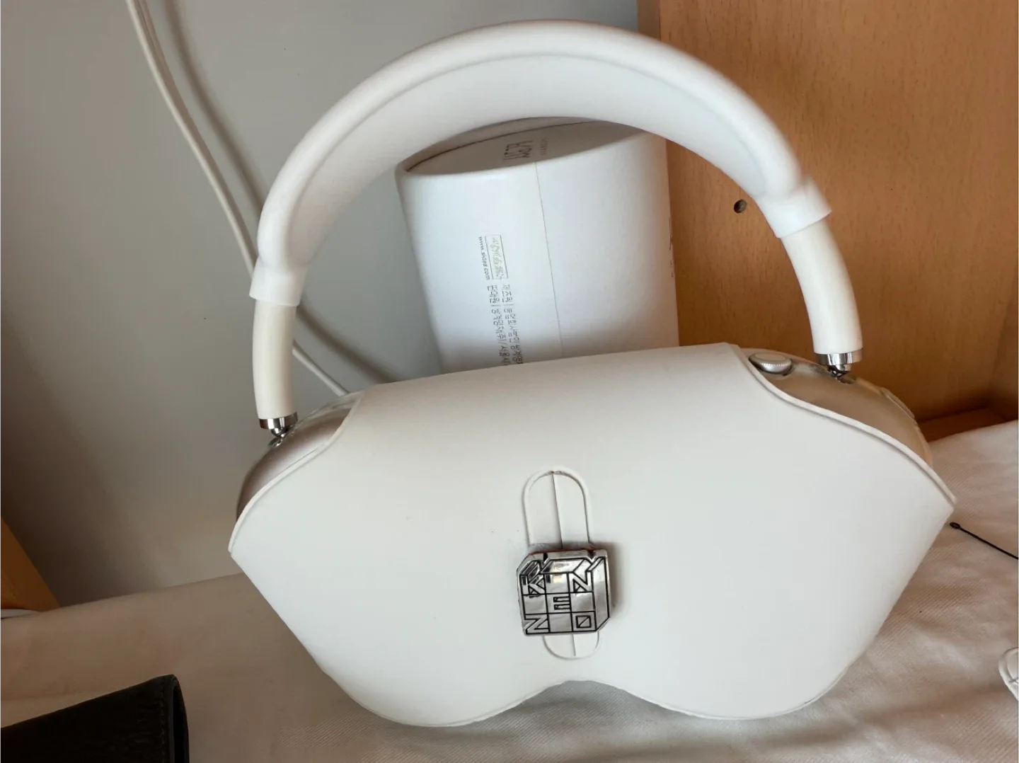AirPods Max White with Case (Kenzo cudtomized) image indicator(2)
