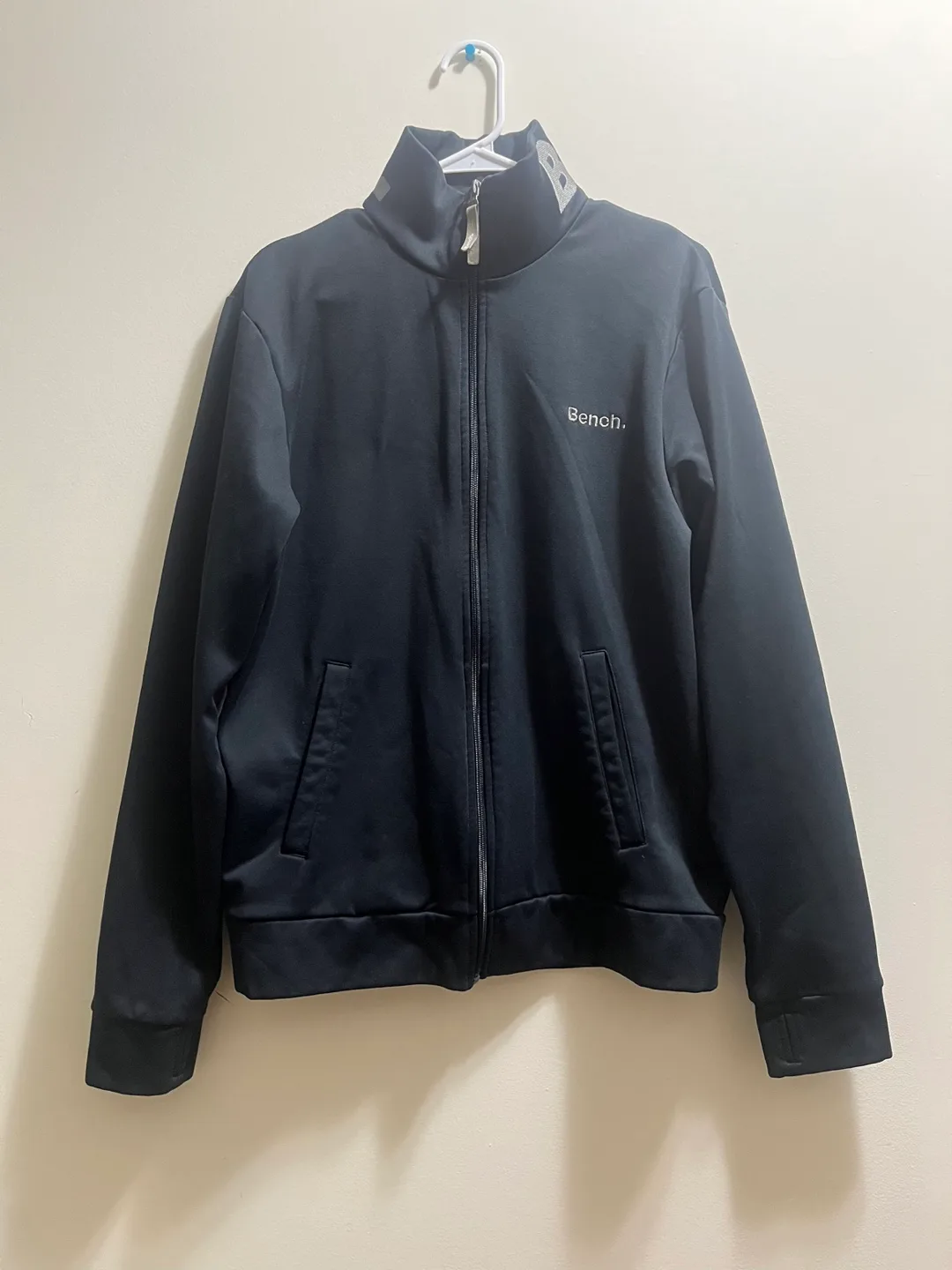 Bench Women’s Black sweater with Zip Closure sz L