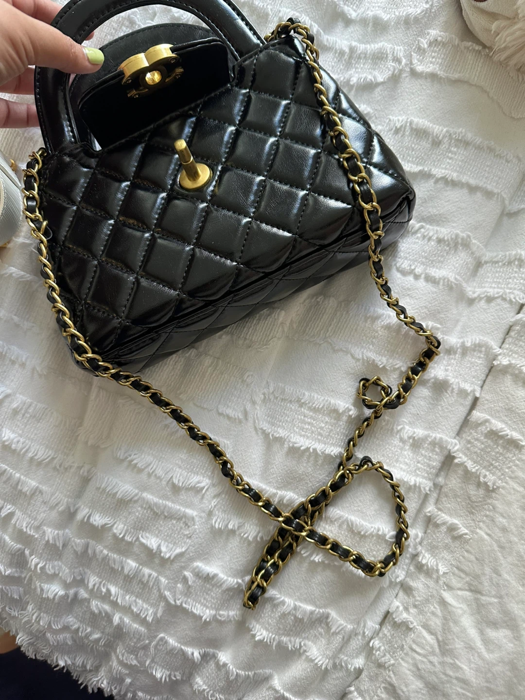Black Quilted Handbag with Gold Chain - photo 4