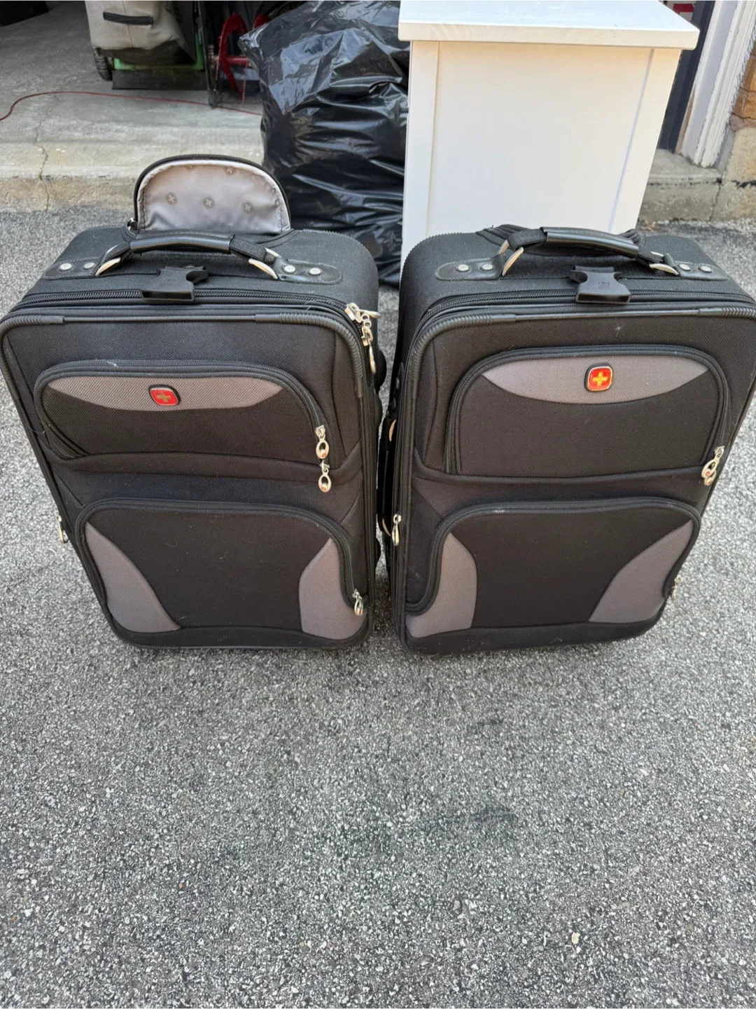Swiss Gear Black Suitcase thumbnail