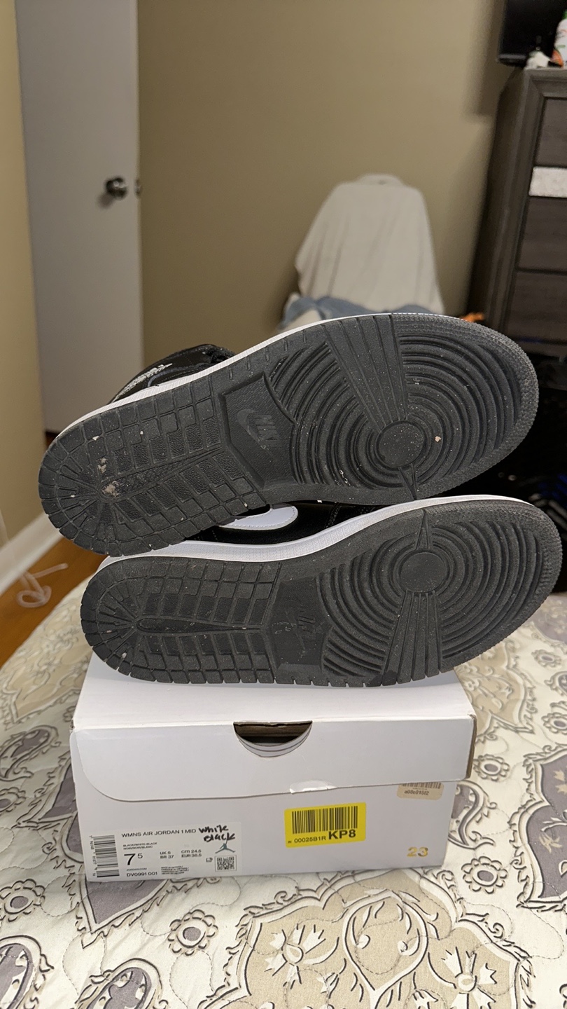 Womens Air Jordan 1 Mid Black/White - Size 7.5 - photo 5