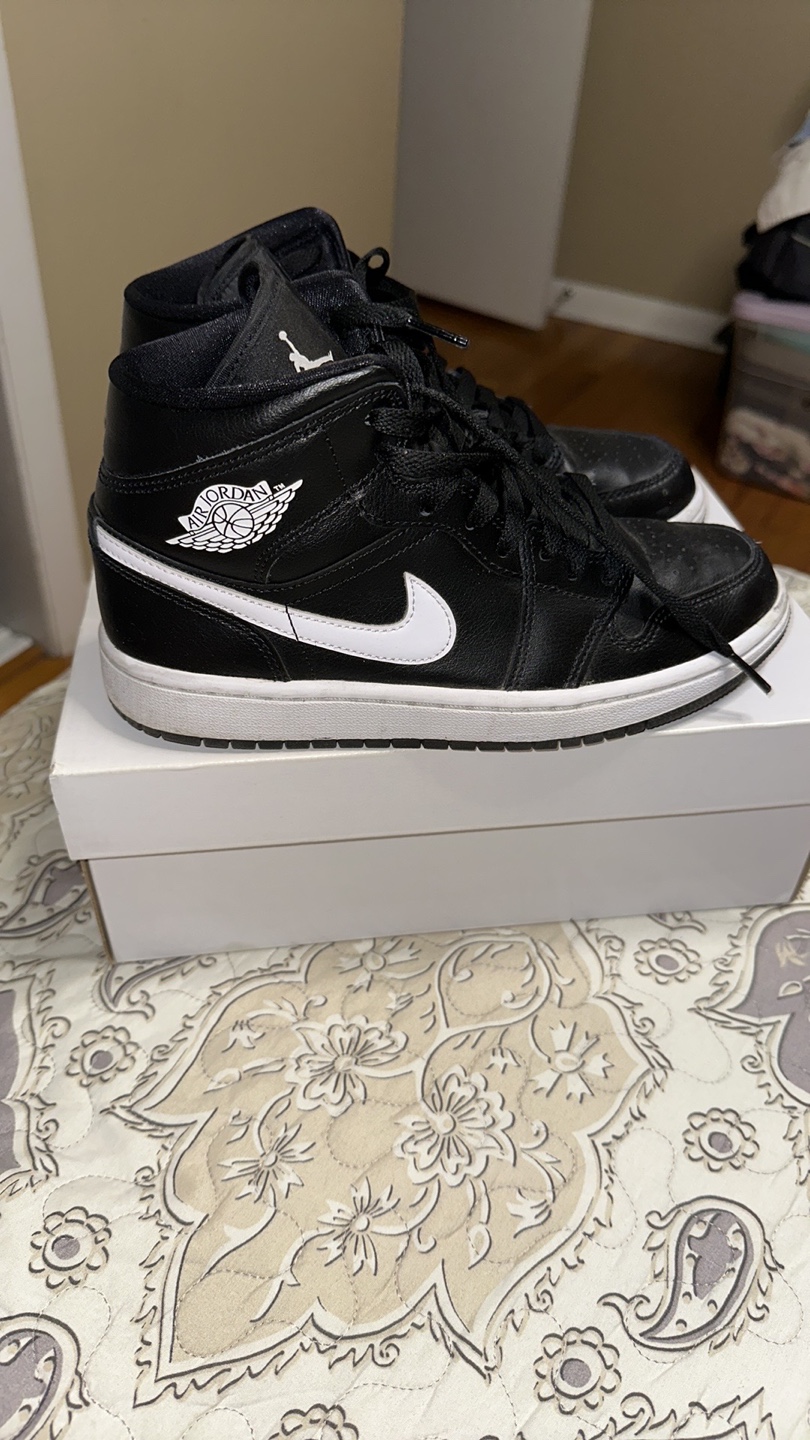 Womens Air Jordan 1 Mid Black/White - Size 7.5