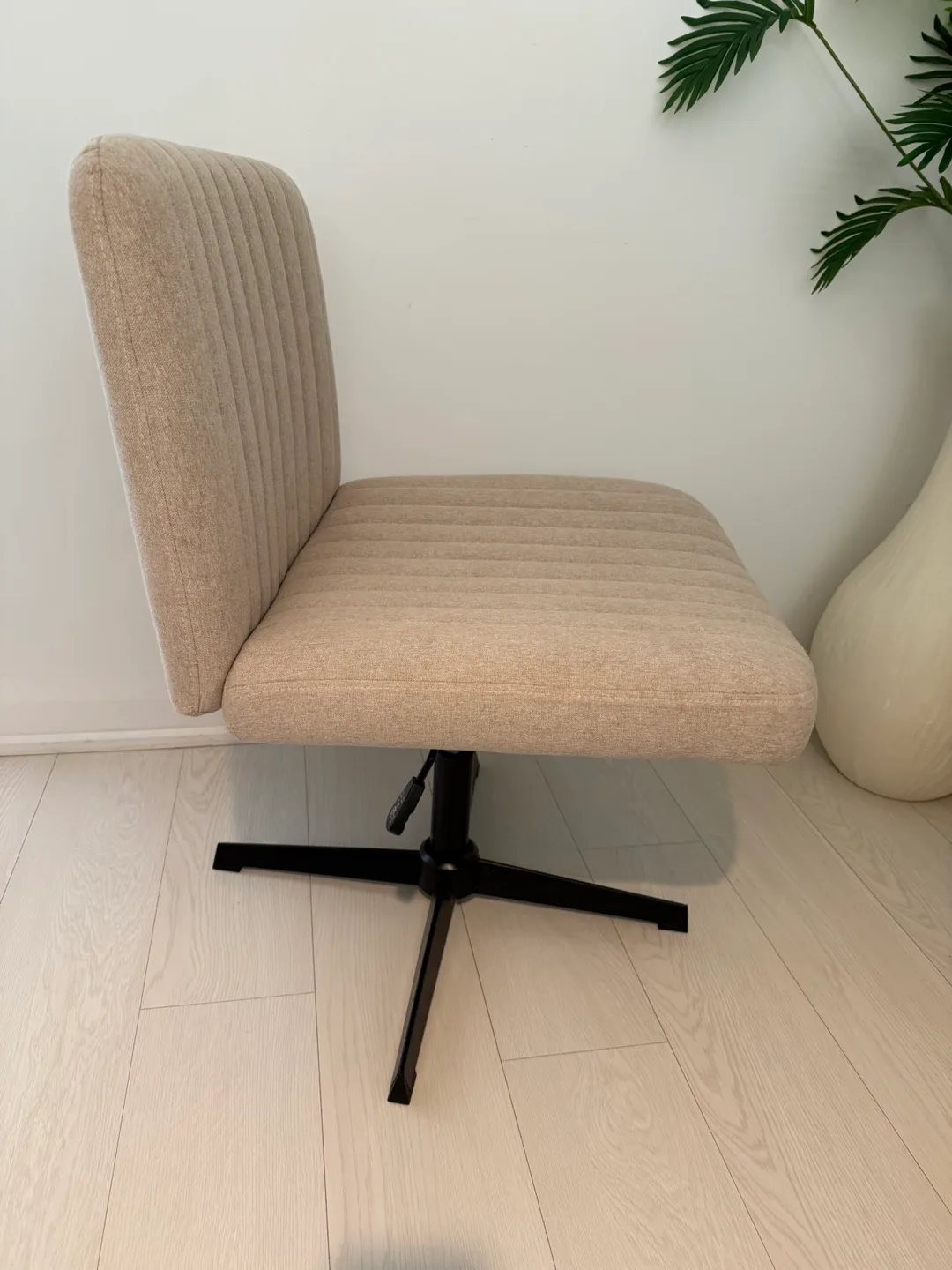 “LIKE NEW” Beige Vanity/Office Accent Chair image indicator(5)