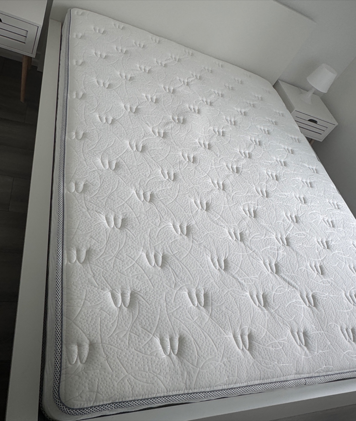 🔥 Urgent Sale – Queen Size Mattress (Like New!) 🔥