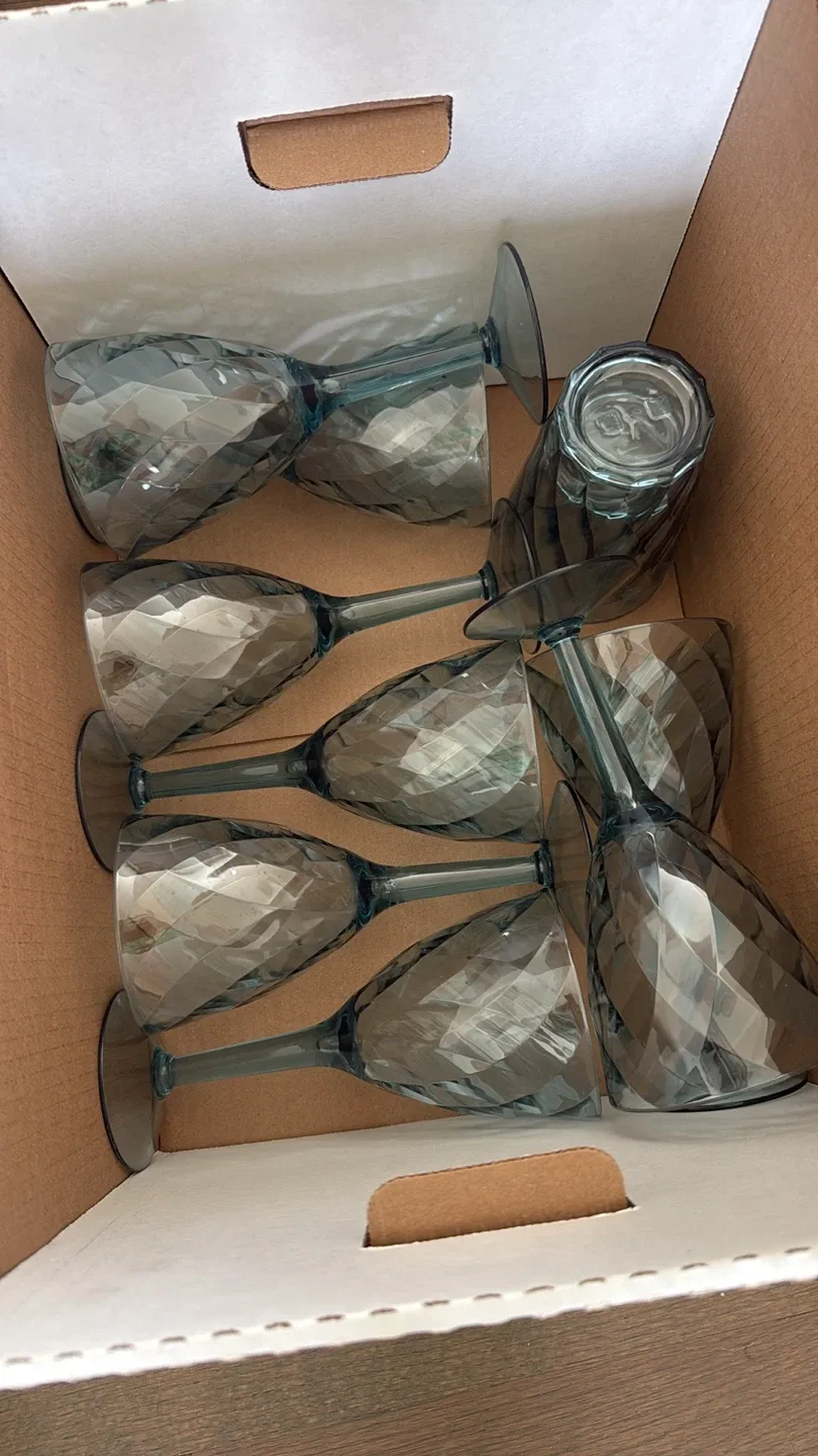 Set of 8 Diamond Patterned Wine Glasses thumbnail