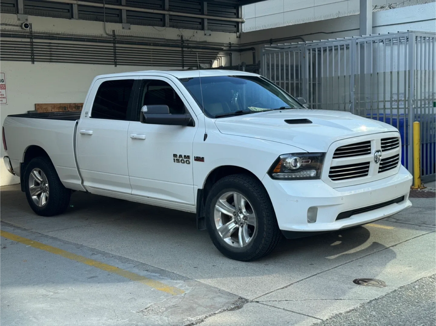 Dodge Ram 1500 Sport 4X4 Crew Cab - Fully Loaded - $17,000 image indicator(3)