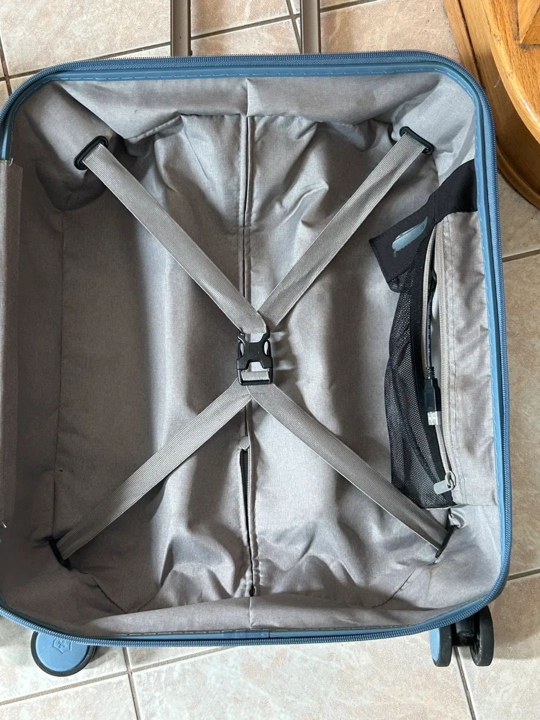 Victorinox Carry-On Suitcase, Blue image indicator(7)