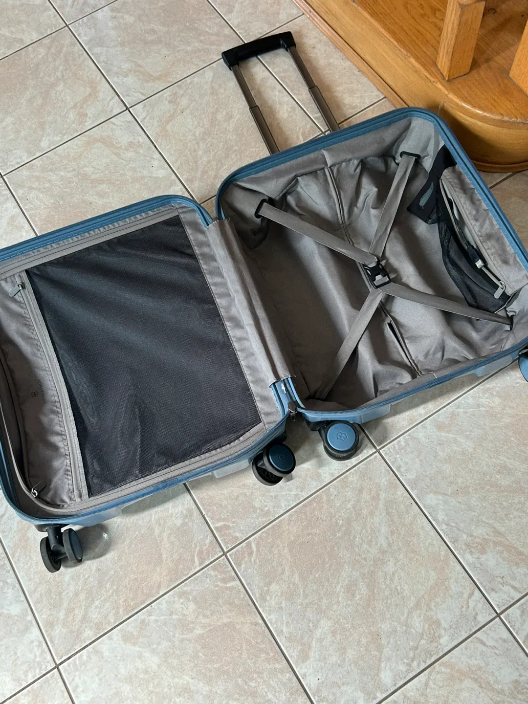 Victorinox Carry-On Suitcase, Blue image indicator(4)