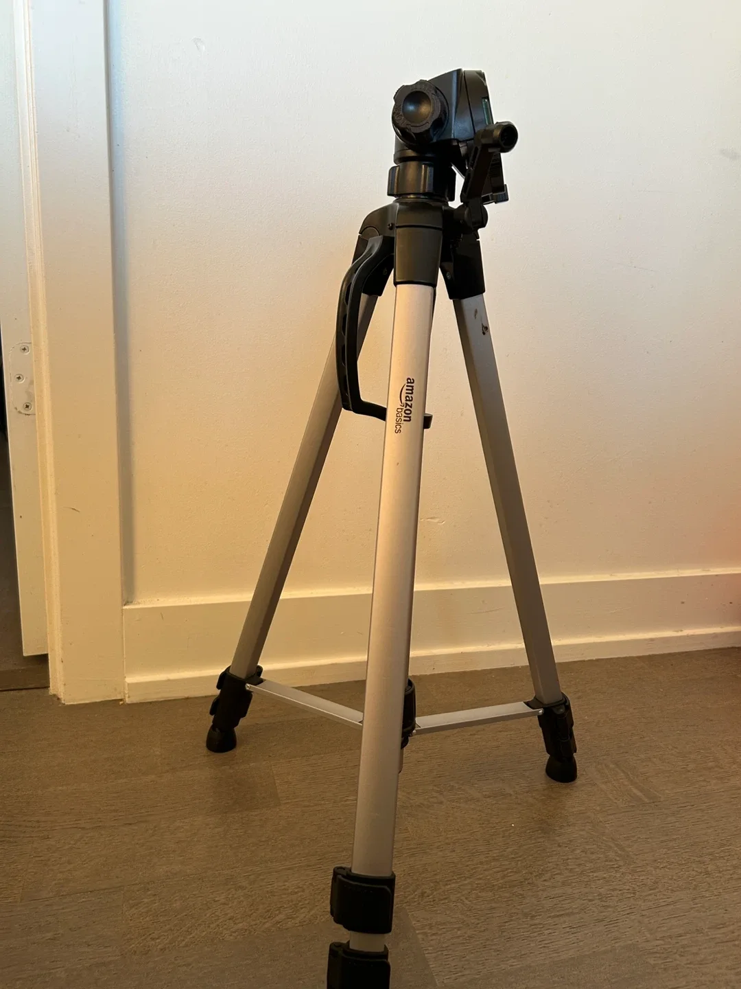 Moving sale - EVERYTHING MUST GO! Lightweight Camera Tripod image indicator(2)
