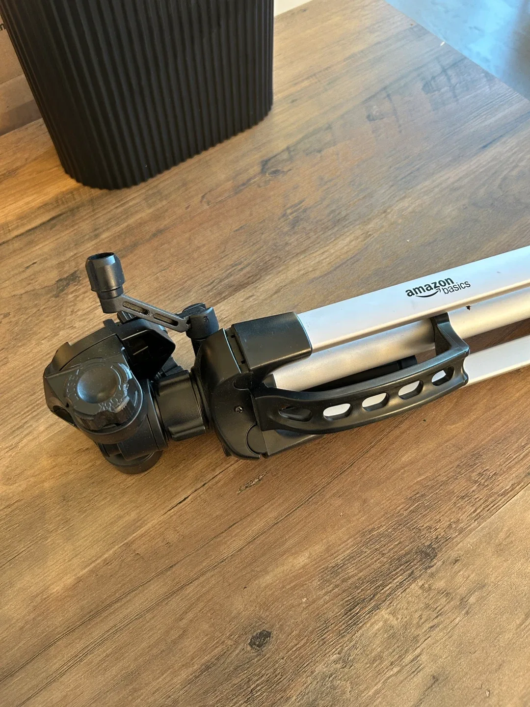 Moving sale - EVERYTHING MUST GO! Lightweight Camera Tripod image indicator(3)