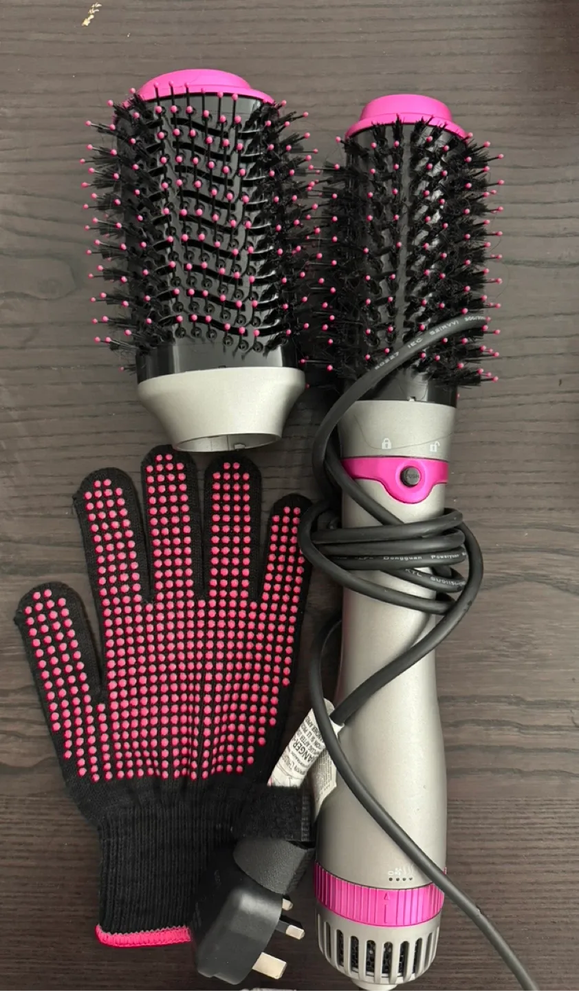 One-Step Volumizer Hair Dryer (the outlet is incompatible) thumbnail