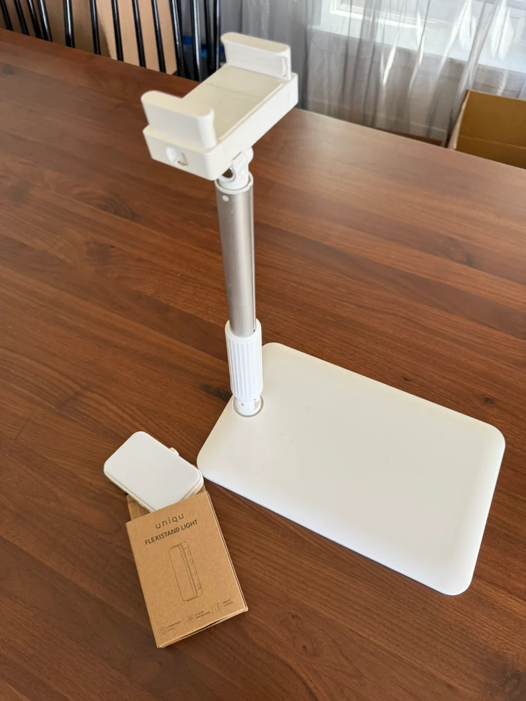 UNIQU Phone holder stand with dual lighting thumbnail