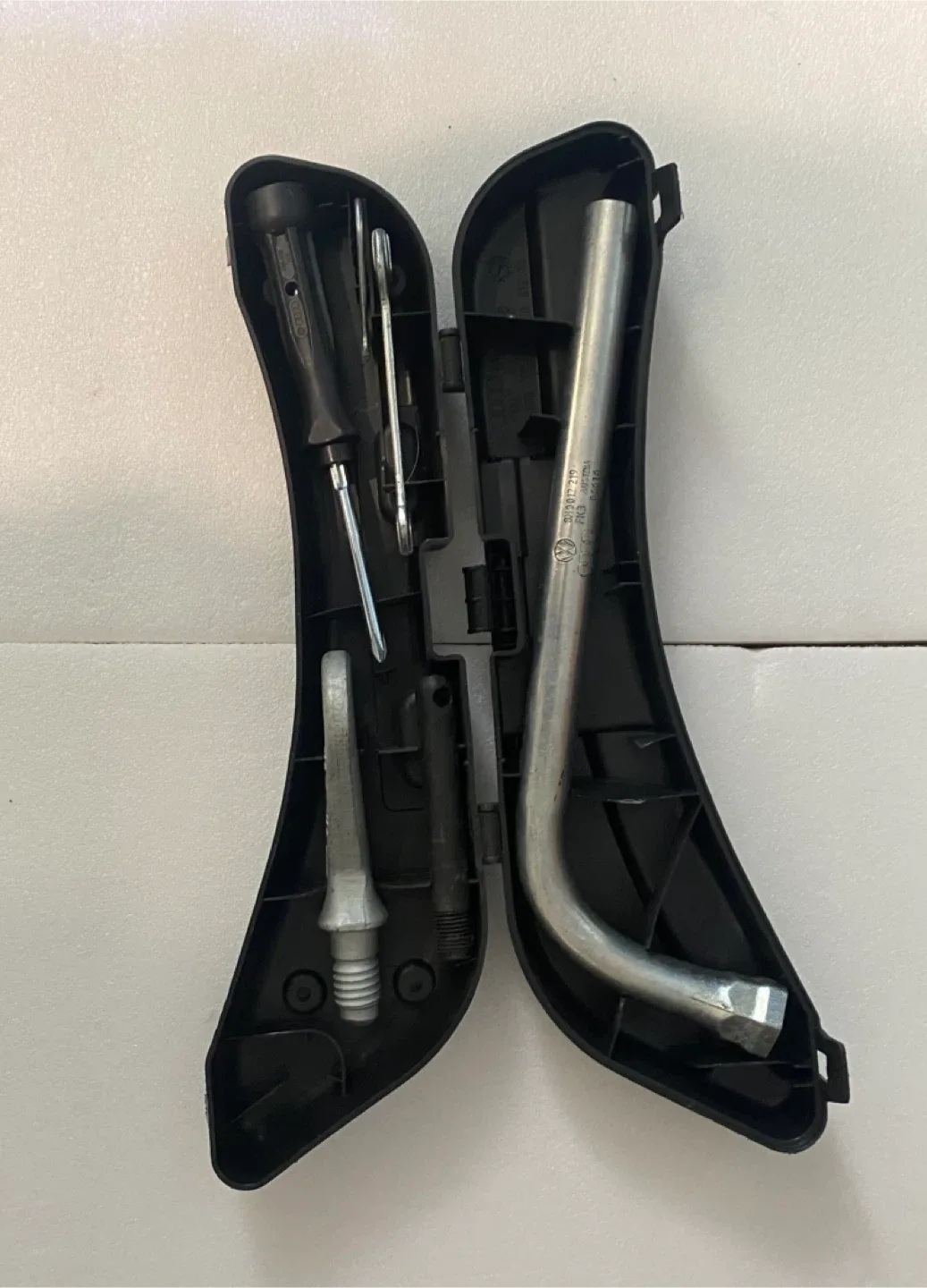 OEM Car Jack and Tool Set image indicator(4)