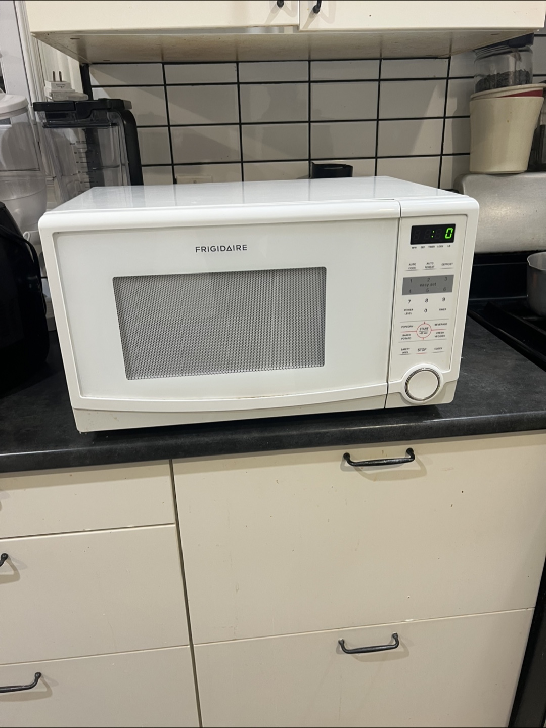 Frigidaire White Microwave - photo 2