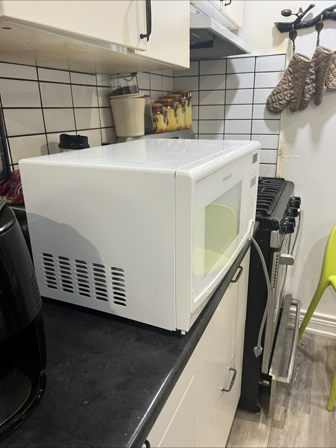 Frigidaire White Microwave - photo 3