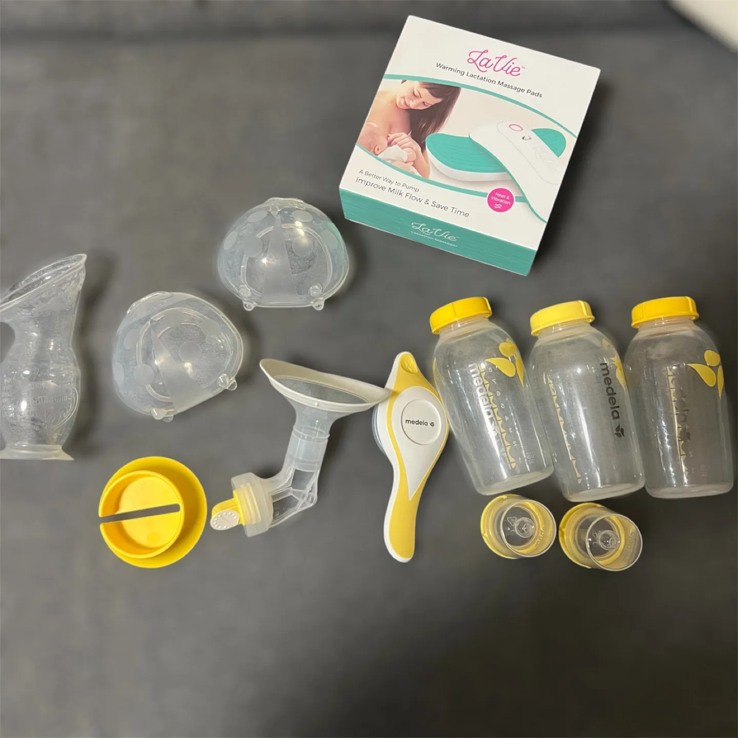 Manual breast pump, collectors and warming lactation pads thumbnail