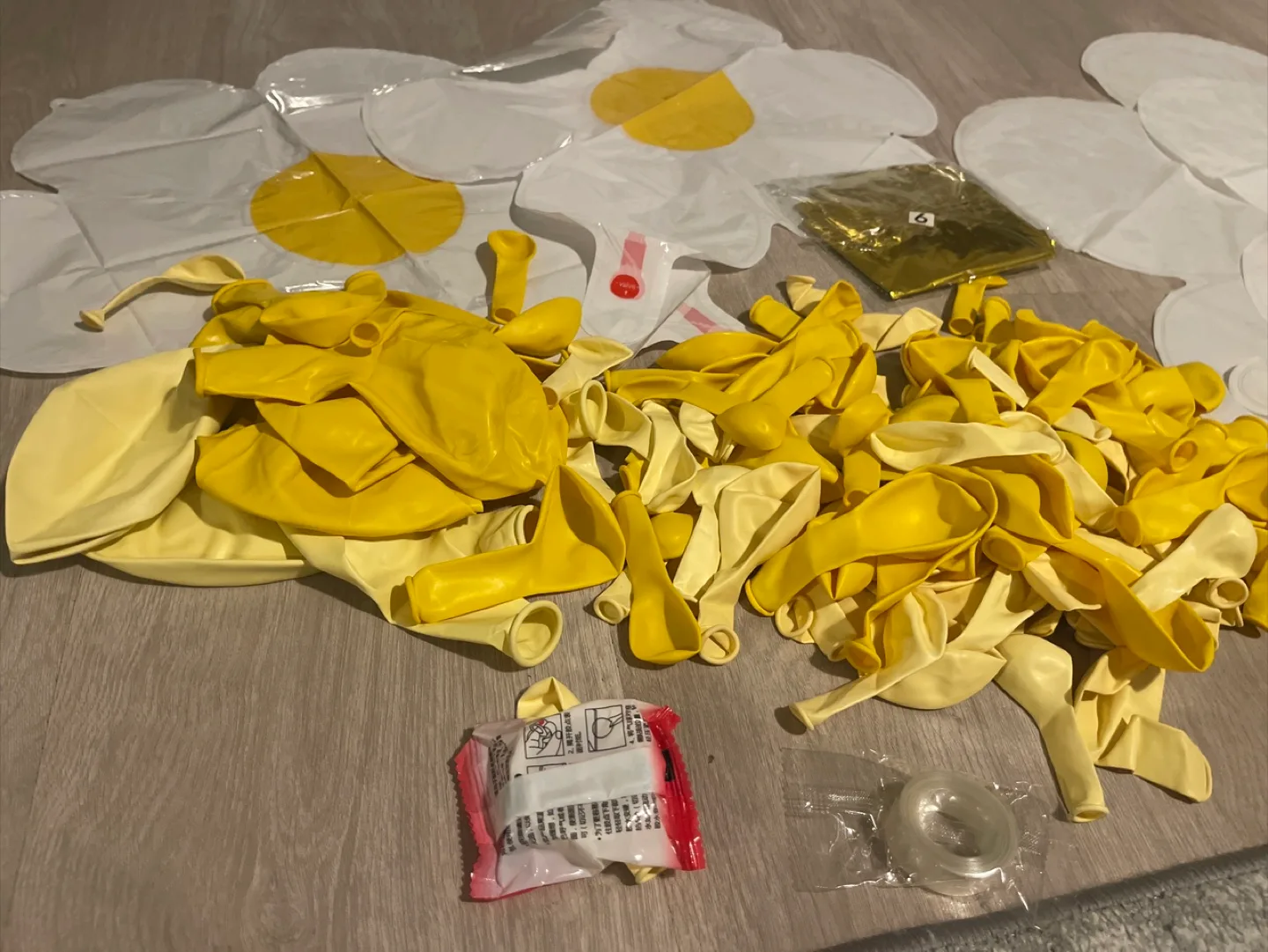 Daisy Balloon Garland Arch Kit  114 pieces image indicator(3)