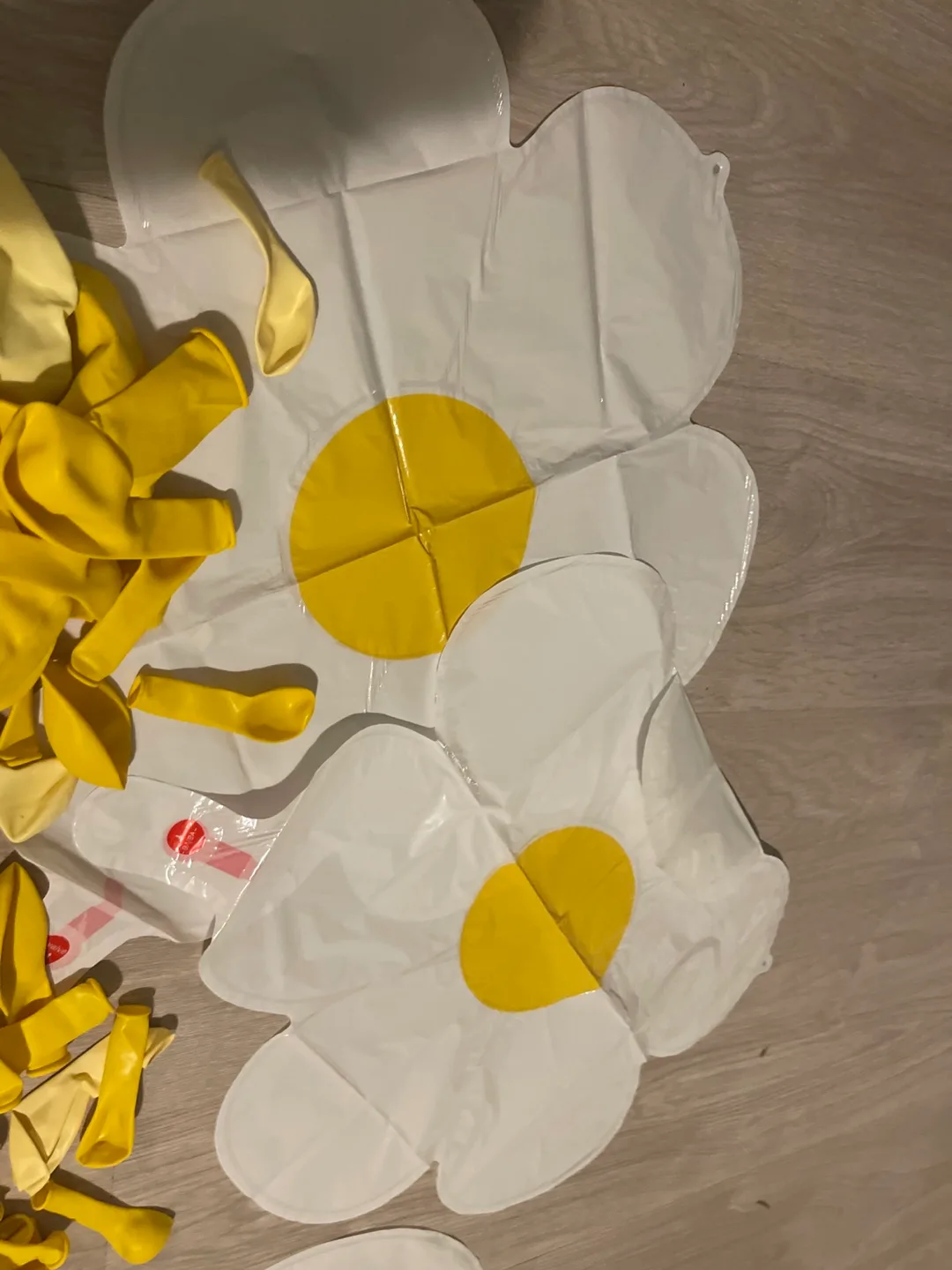 Daisy Balloon Garland Arch Kit  114 pieces image indicator(7)