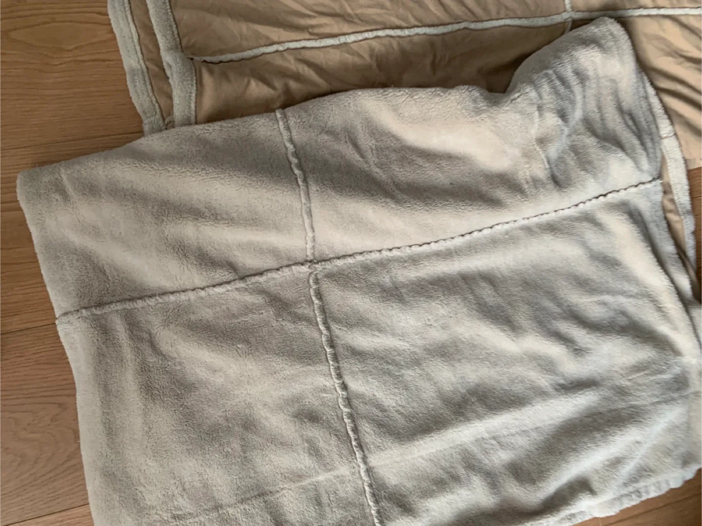Beige/tan Blanket 100% Polyester image indicator(5)
