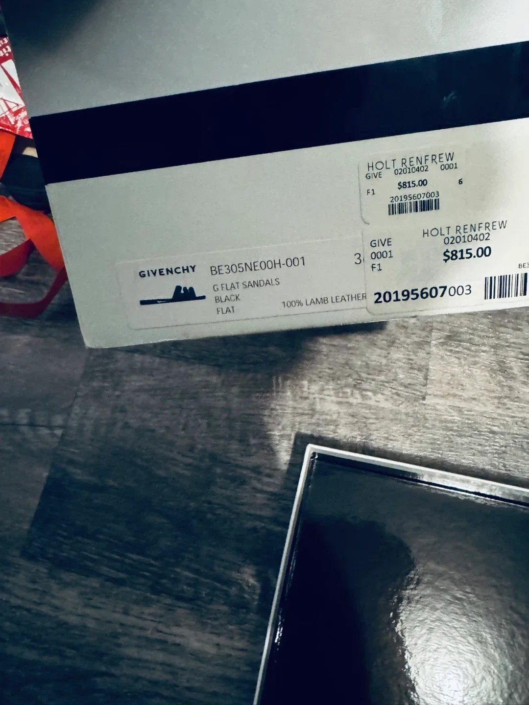 Givenchy slides image indicator(4)