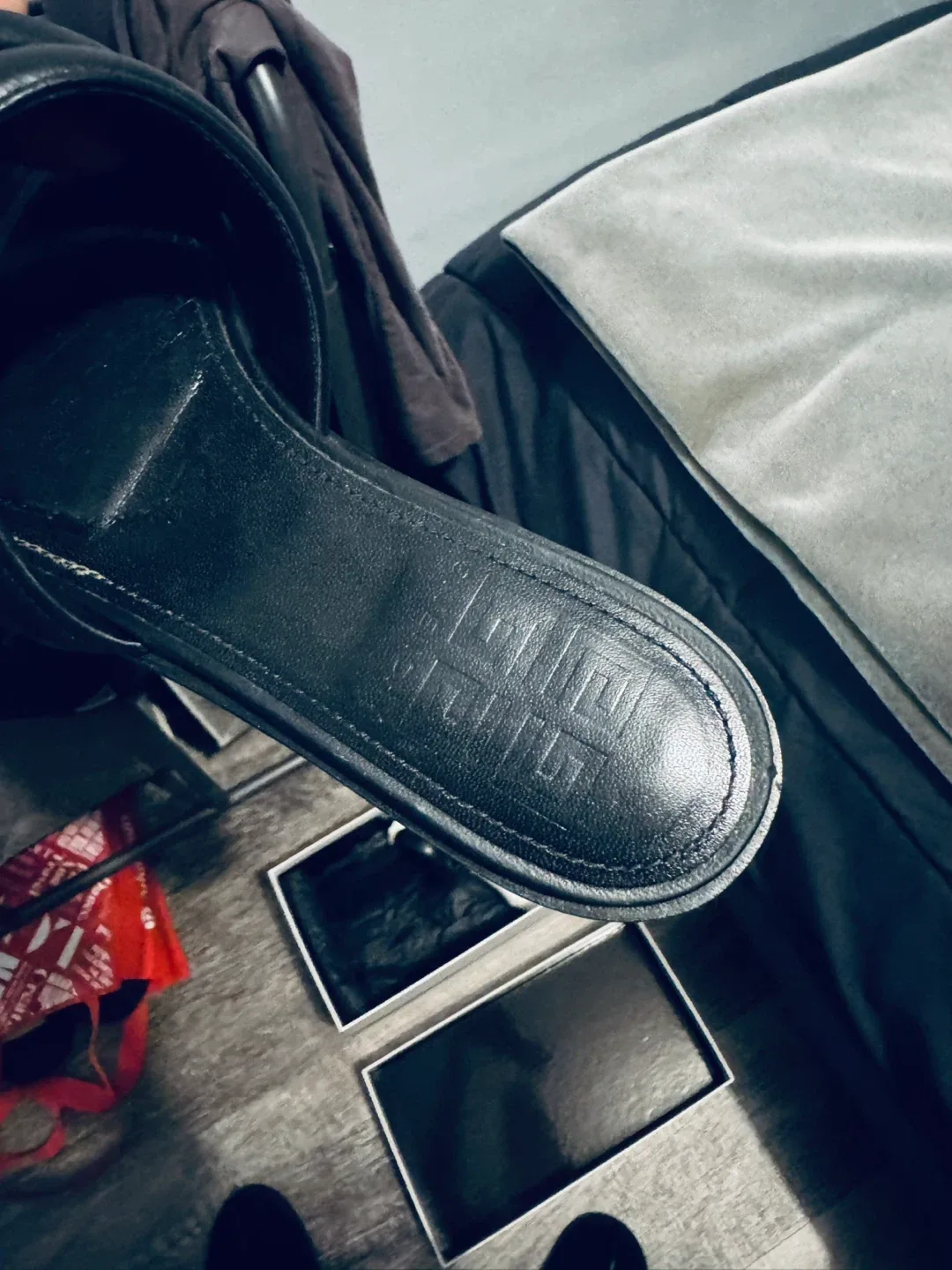 Givenchy slides image indicator(3)