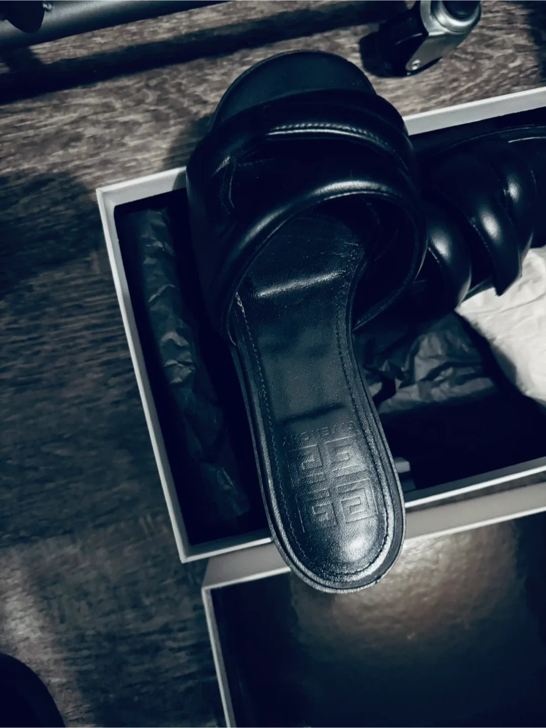 Givenchy slides image indicator(2)