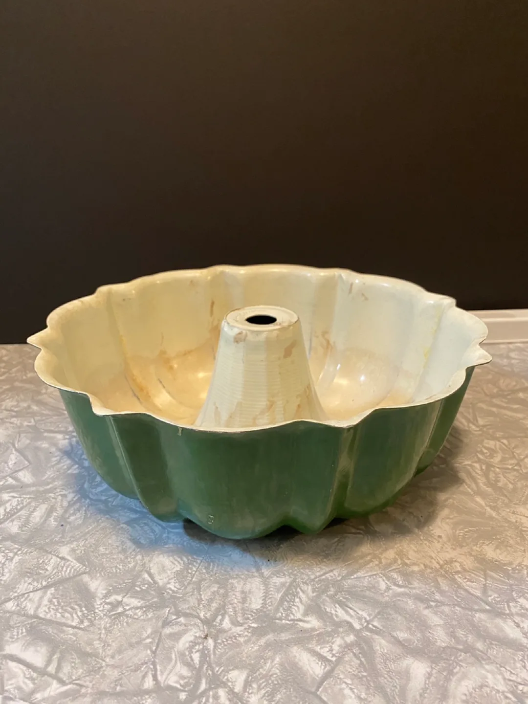 Green Bundt Pan and 2 citrus juicers image indicator(2)