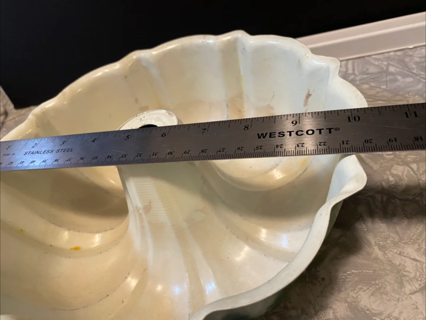 Green Bundt Pan and 2 citrus juicers image indicator(4)