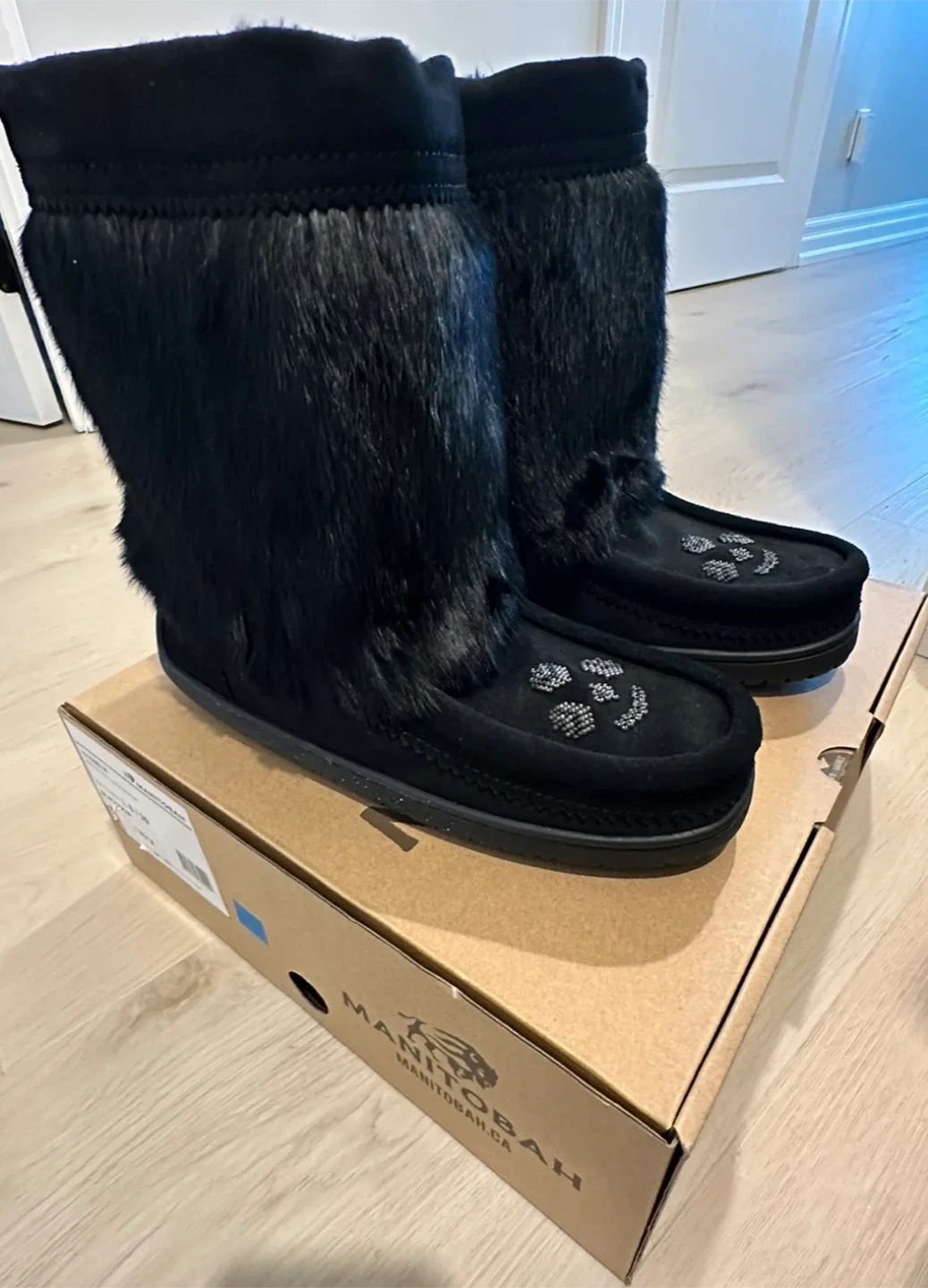 Manitobah Mukluks Half Suede  Size 8 thumbnail