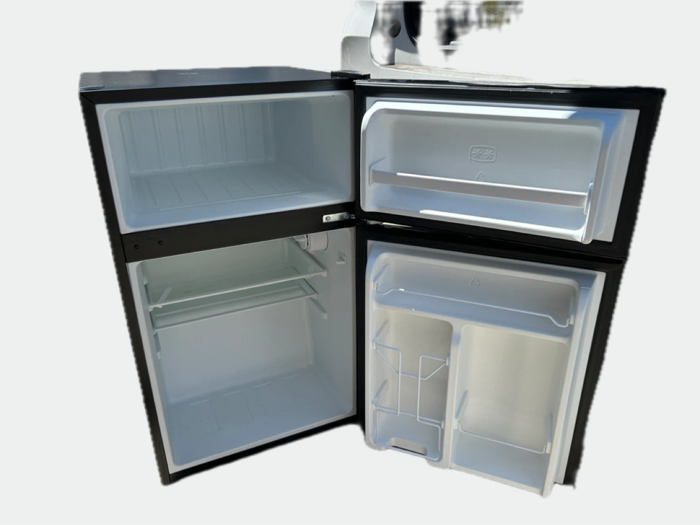 Whirlpool Mini Fridge - Black - photo 2