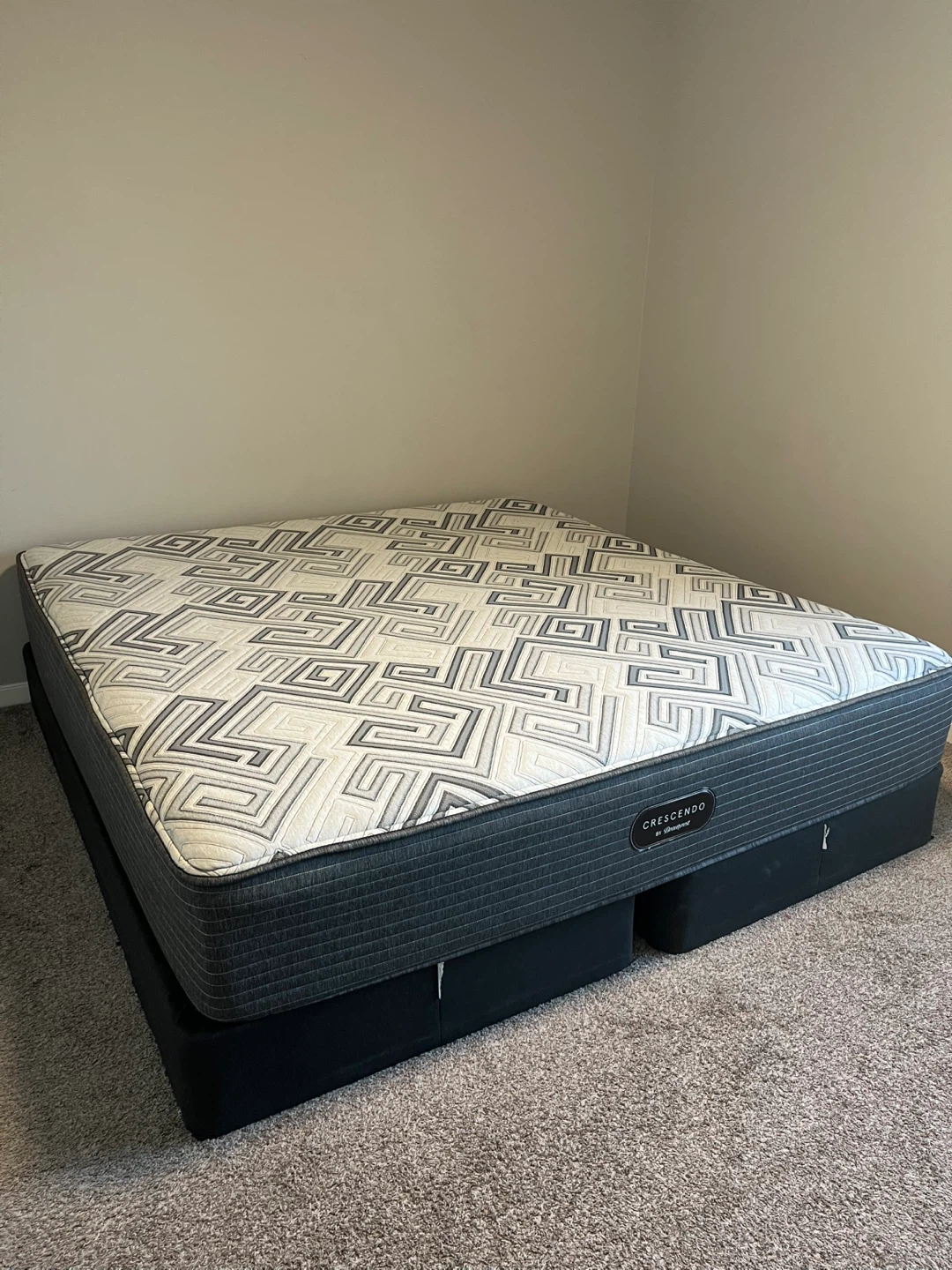 🔥🔥King Size - Crescendo by Beautyrest Mattress & Box frame 🥕