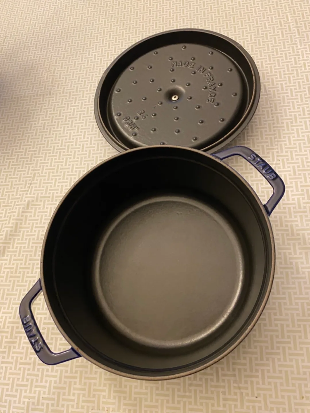 Staub La Cocotte Dutch Oven image indicator(2)