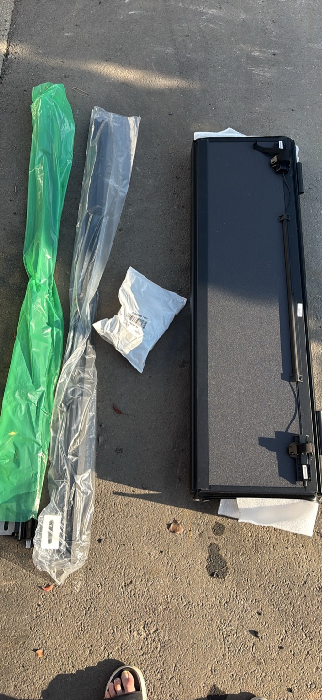 Toyota Tacoma 6.0" Bed Tonneau Cover - Like New!