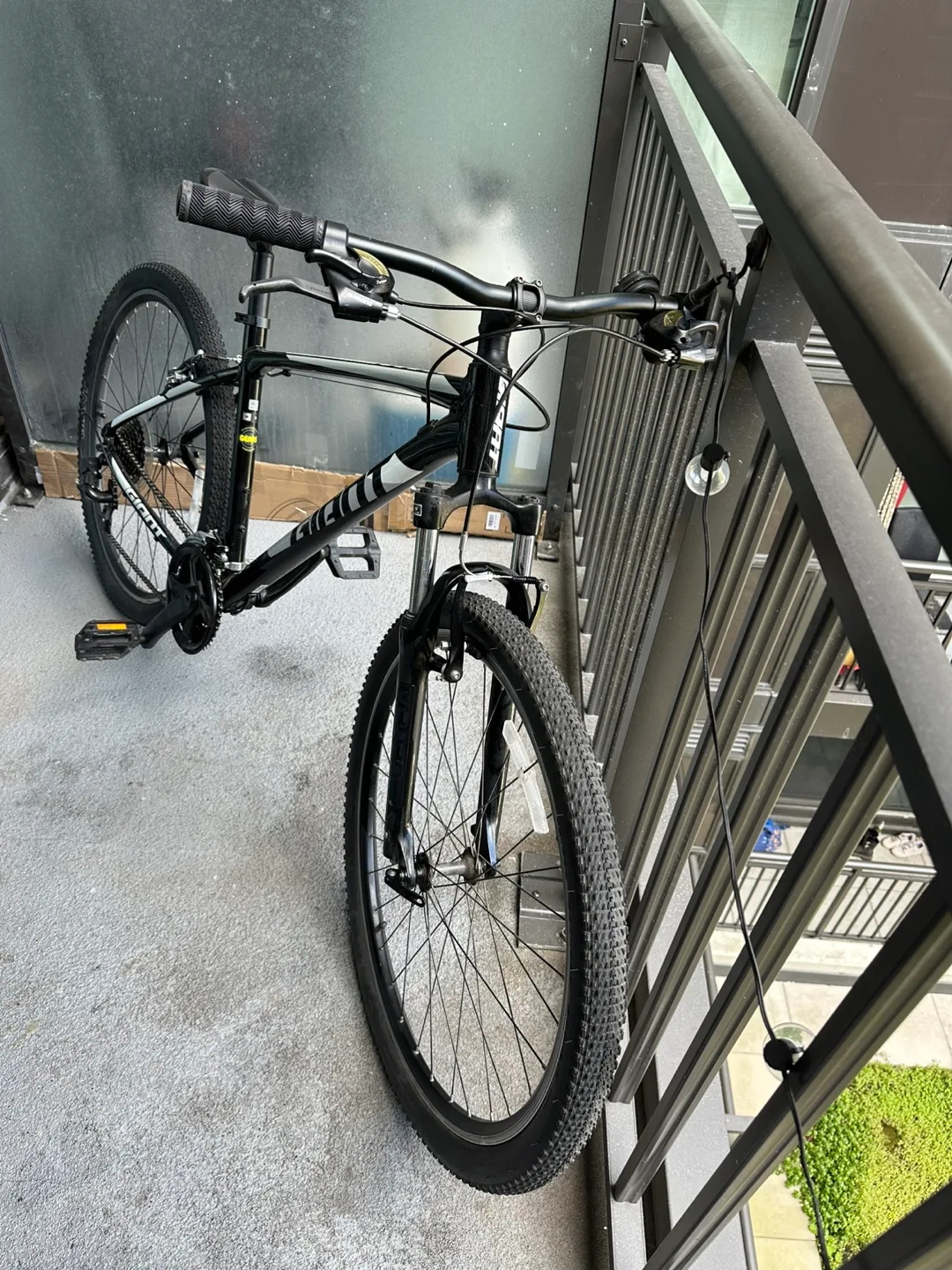 Giant ATX Mountain Bike - Black/Silver image indicator(3)