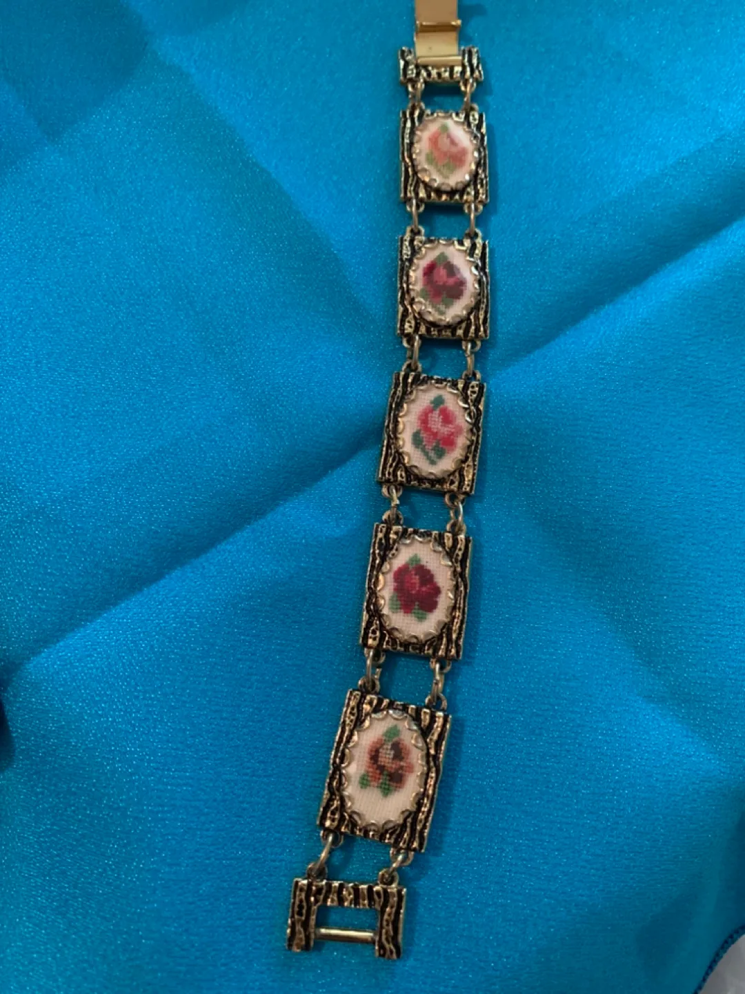 Vintage Gold Tone Floral Bracelet thumbnail