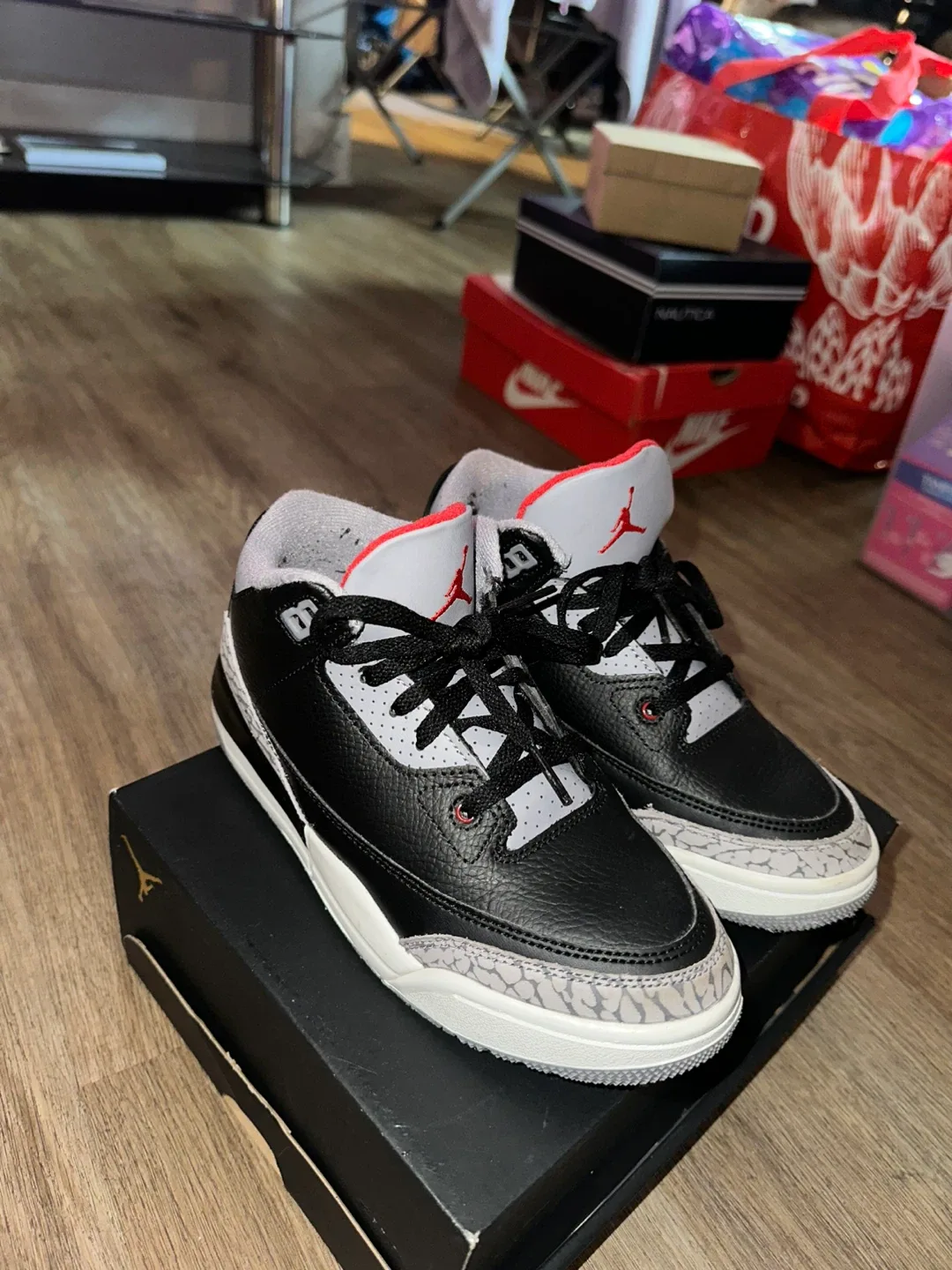 Jordan 3 Retro (Fire Red-Cement Grey) image indicator(2)