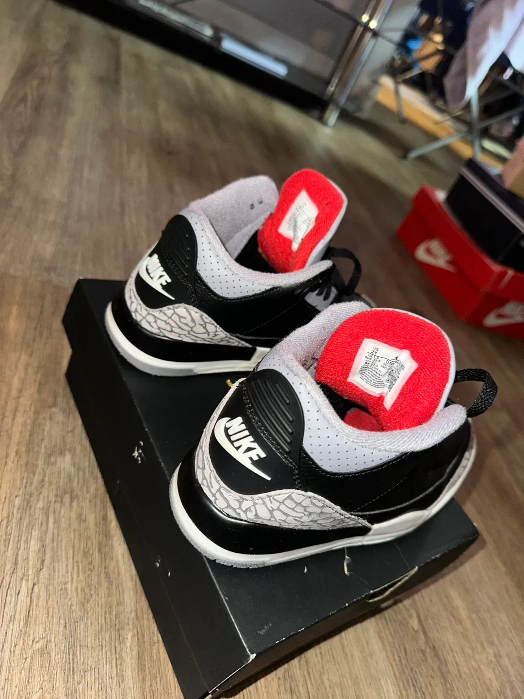 Jordan 3 Retro (Fire Red-Cement Grey) image indicator(3)