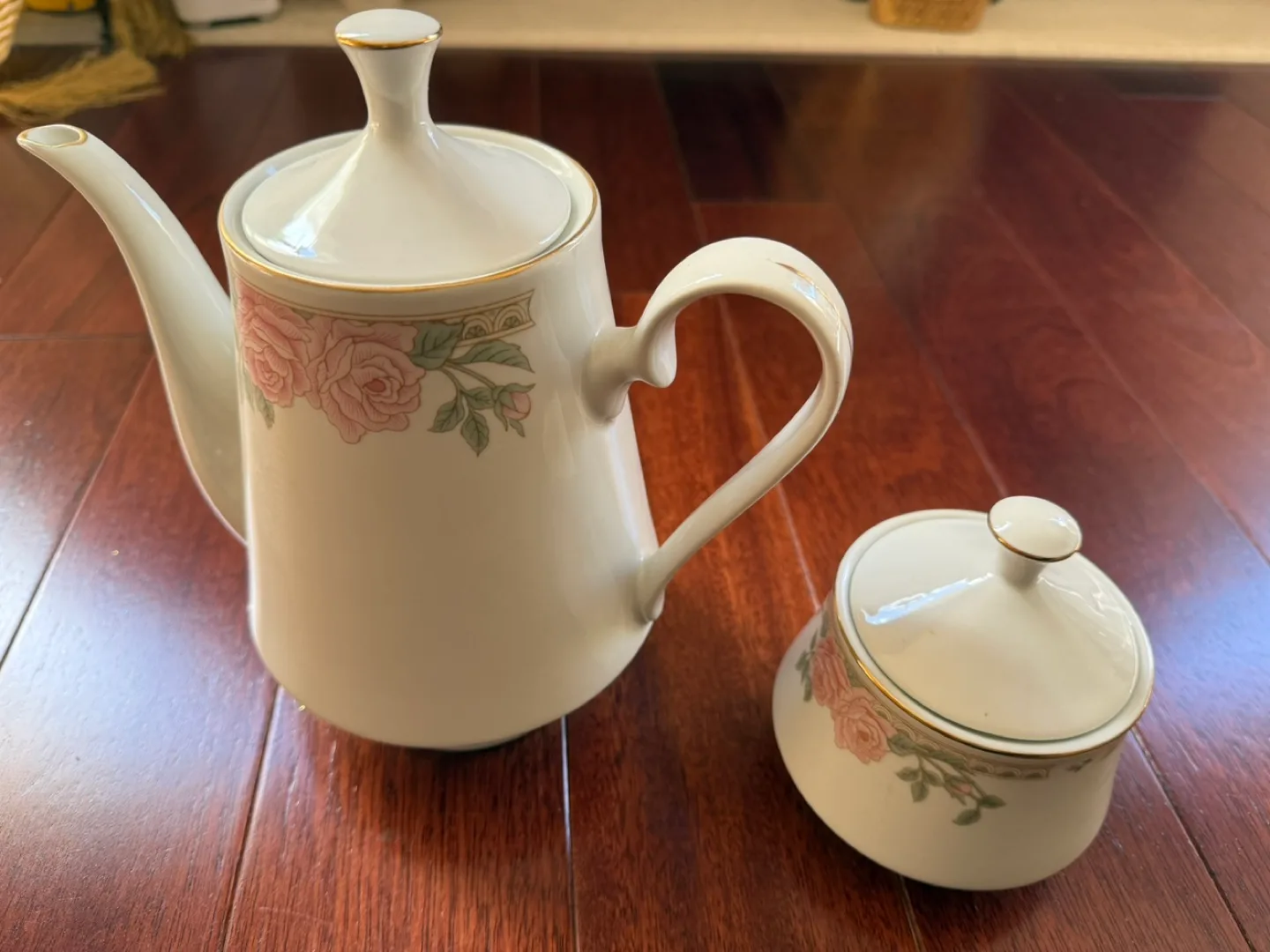Lynns Fine China Teapot & Sugar Bowl Set