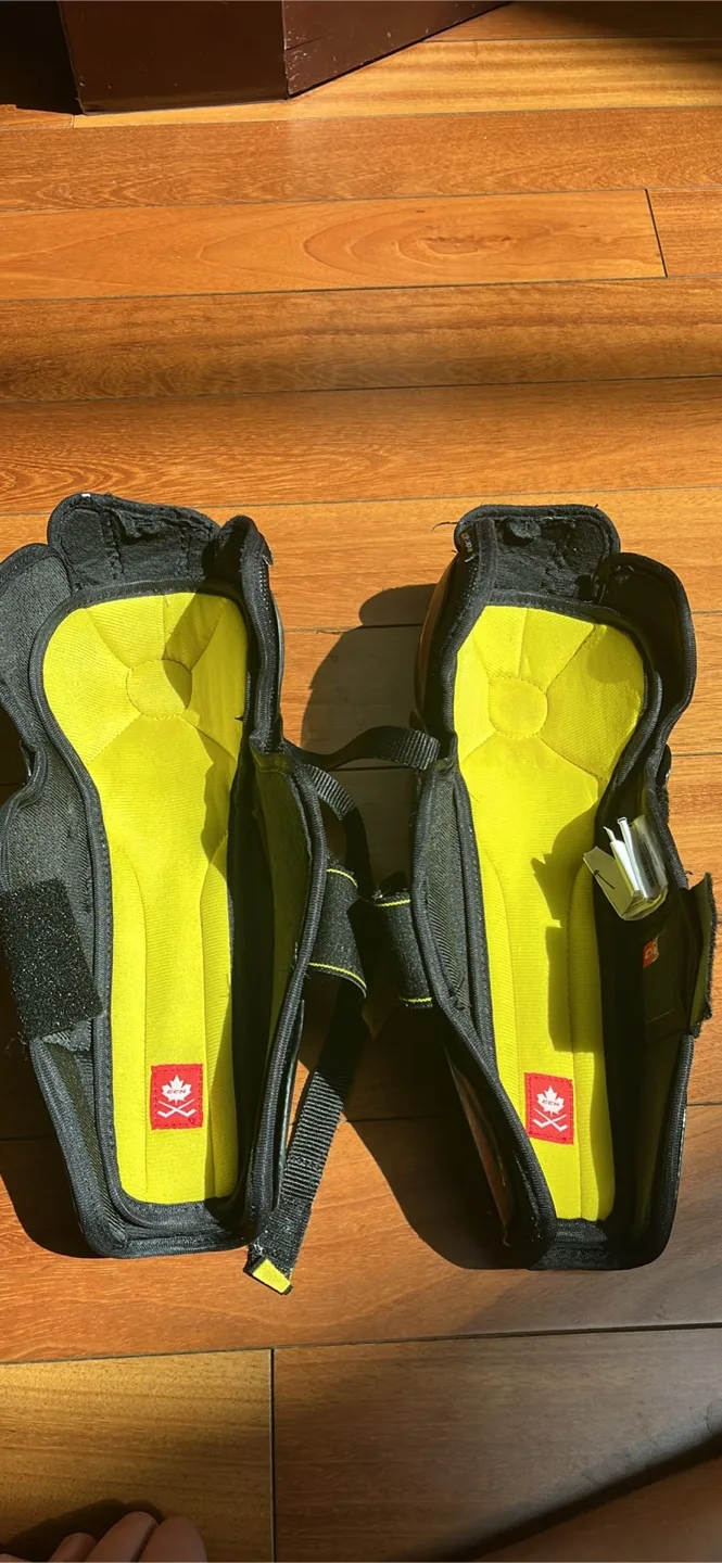 CCM Tacks 8520 Shin Guards, Junior 12" image indicator(2)