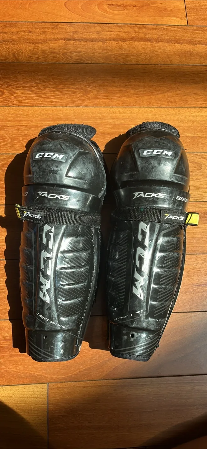 CCM Tacks 8520 Shin Guards, Junior 12"