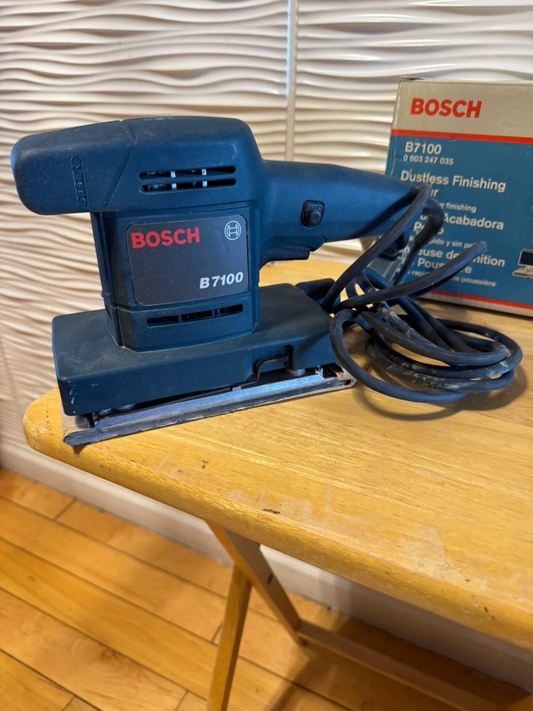 Bosch B7100 Dustless Finishing Sander thumbnail